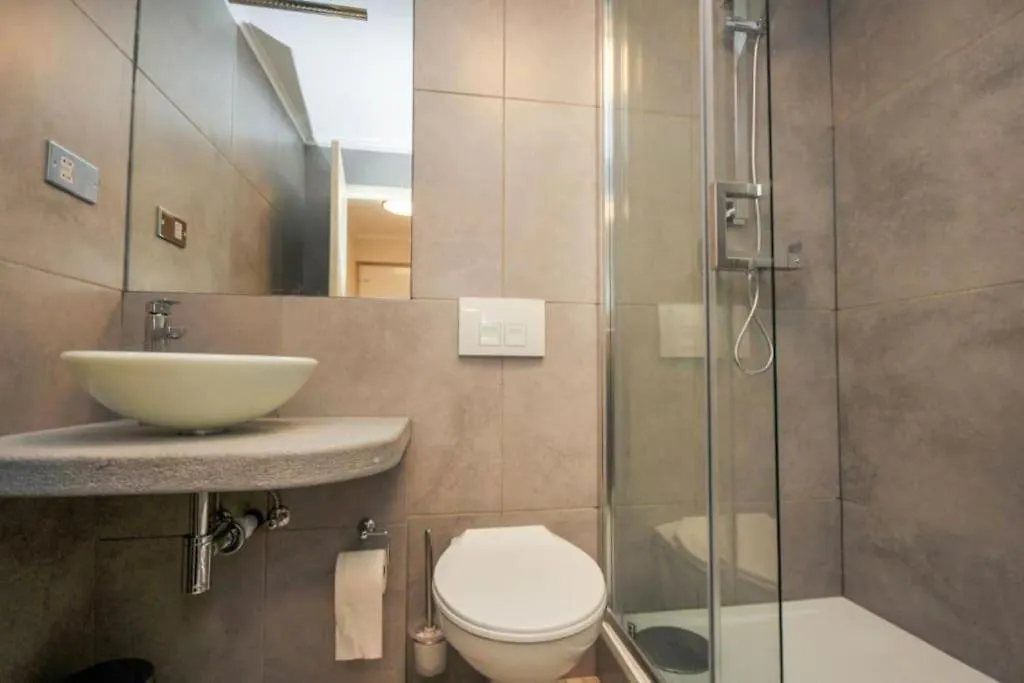 Morden Flat Close To Dlr Station With Free Parking London 0*,  United Kingdom