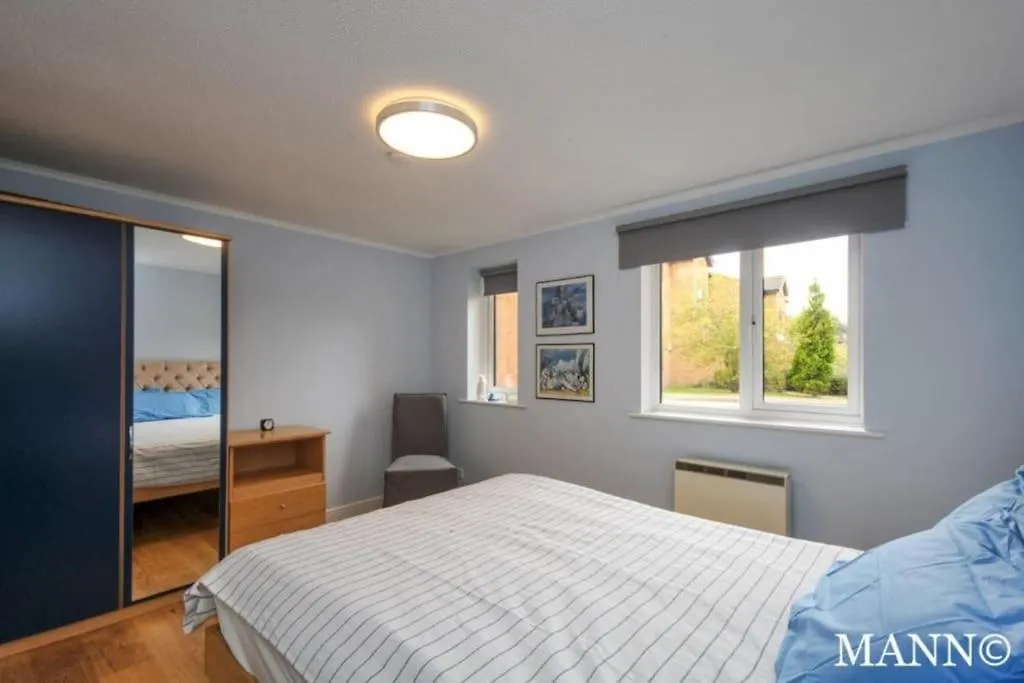 Morden Flat Close To Dlr Station With Free Parking London Apartment