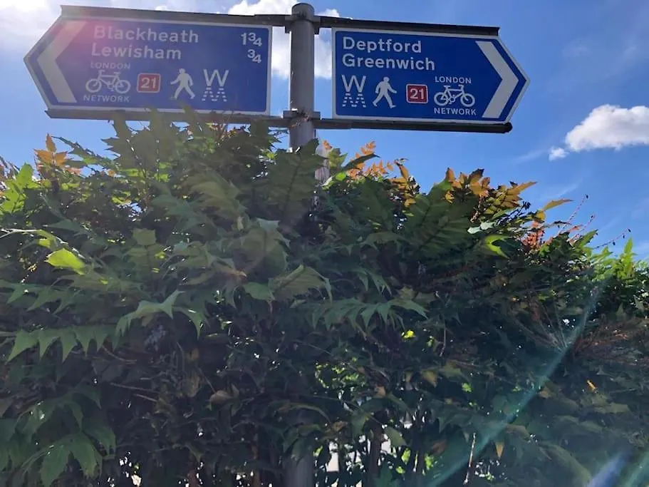 Morden Flat Close To Dlr Station With Free Parking London Apartment