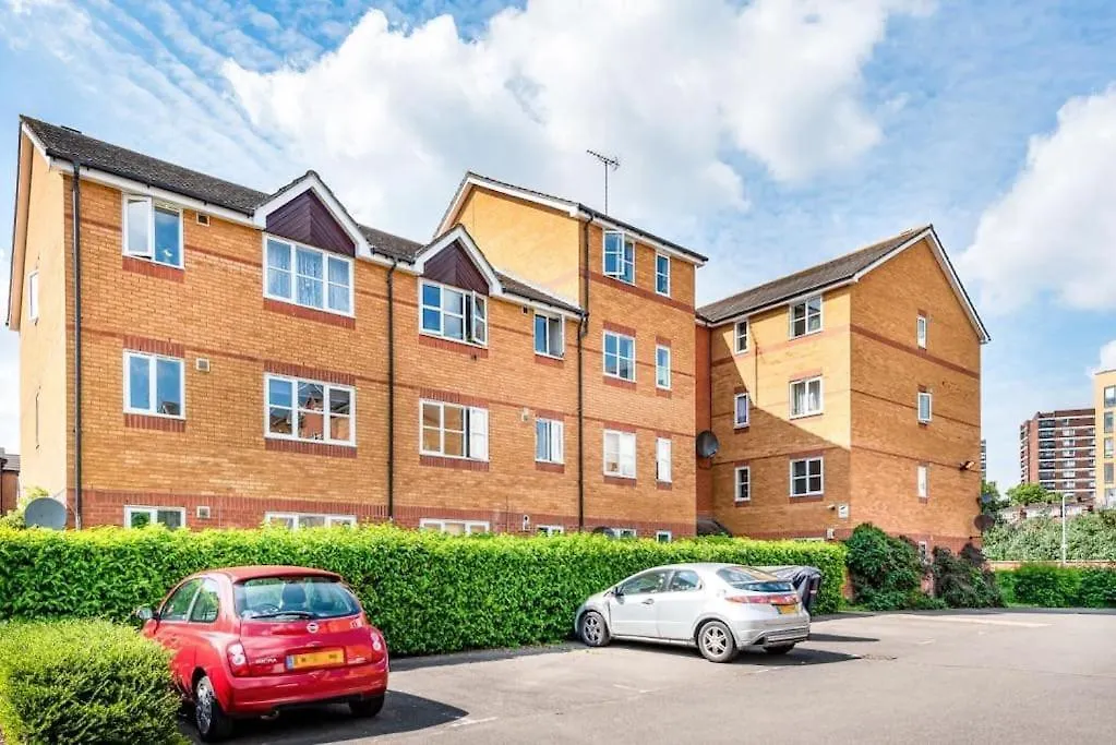 Apartment Morden Flat Close To Dlr Station With Free Parking London